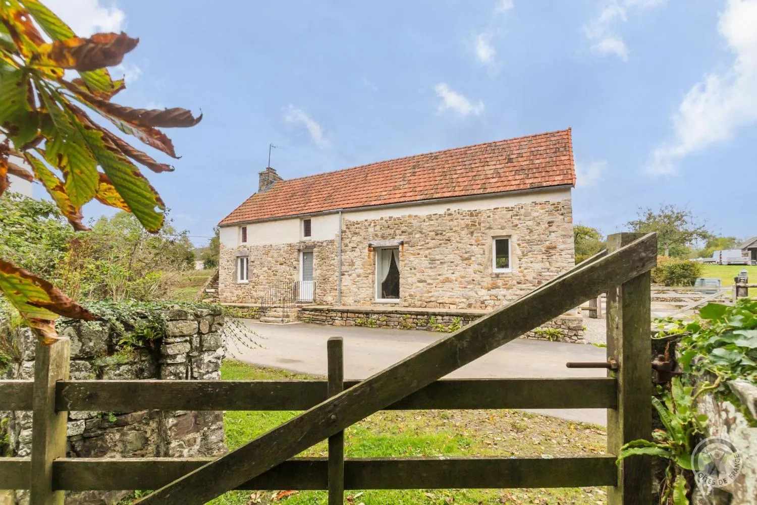 La maison en pierre du pays, depuis le portillon