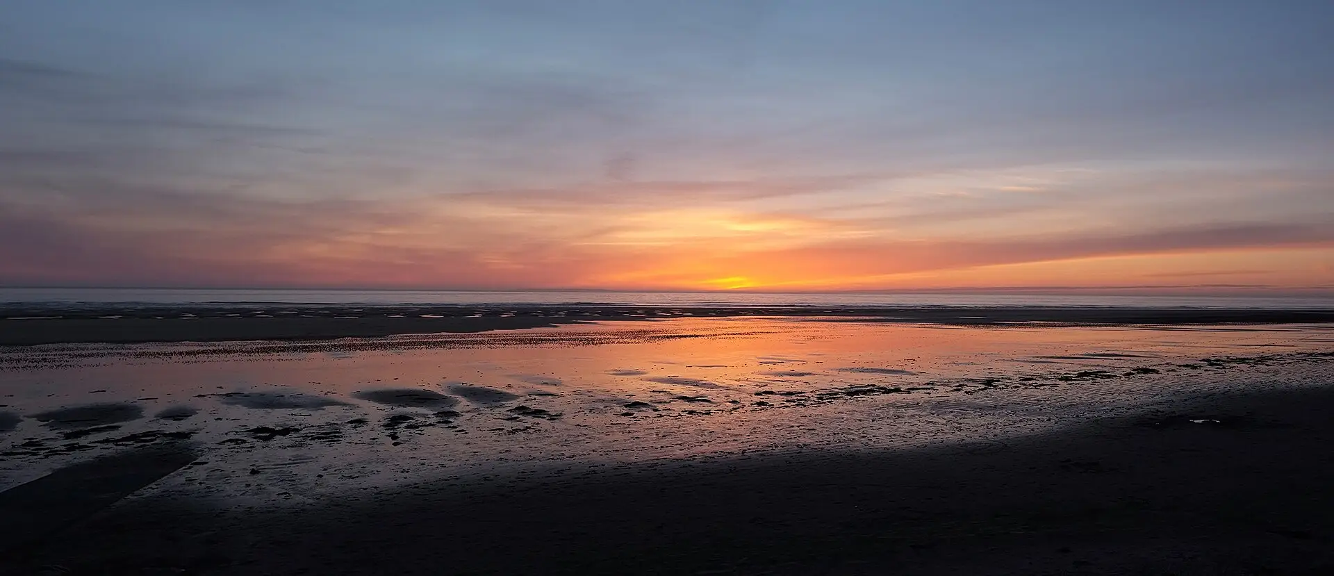 Coucher de soleil sur la plage d'Hatainville, au pied des dunes