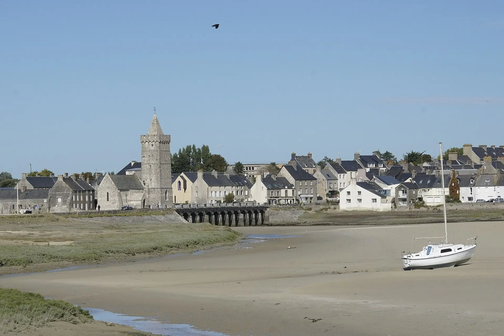 Le havre de Portbail : l'église Notre-Dame et le pont aux treize arches
