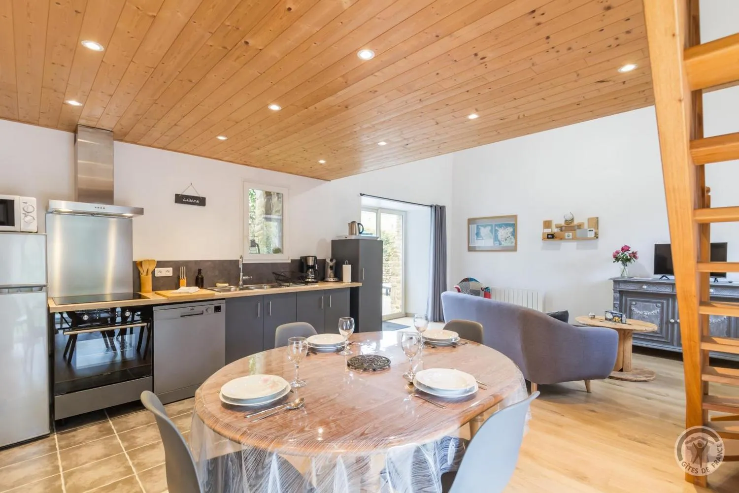 Le coin repas, ouvert sur la cuisine