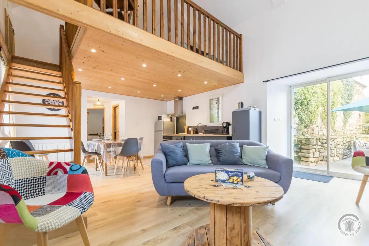 La pièce à vivre sous la mezzanine