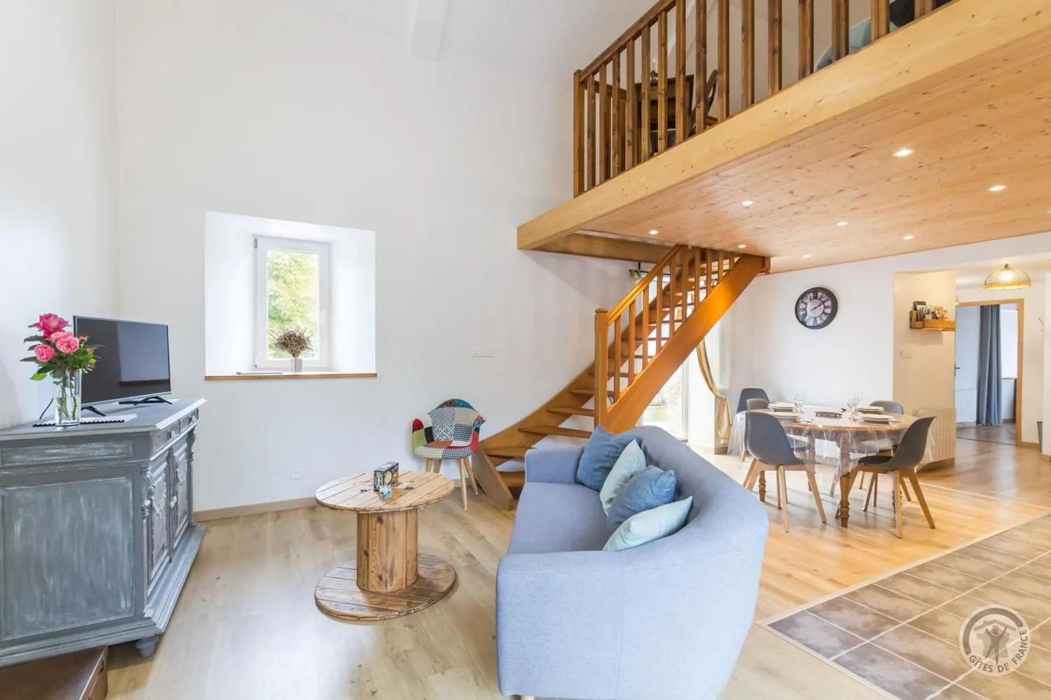 Le séjour et l'escalier de la mezzanine